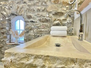 Bathroom - Vrbo Property (Höhr-Grenzhausen)