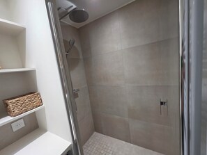 Regadera, toallas, jabón, papel de baño 