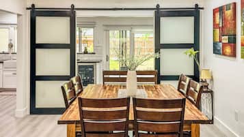 Casa, vista al jardín | Restaurantes