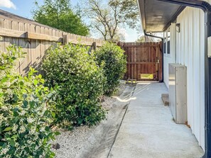 House, Garden View | Property grounds - The Houston Oasis - Urban Luxury (Houston)