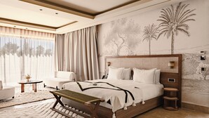 Ein Schlafzimmer mit einem großen Bett, einer Bank, einem runden Tisch und einem Stuhl.