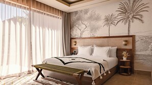 Ein Schlafzimmer mit einem Bett, einer Bank, einem Nachttisch und Wandgemälde.