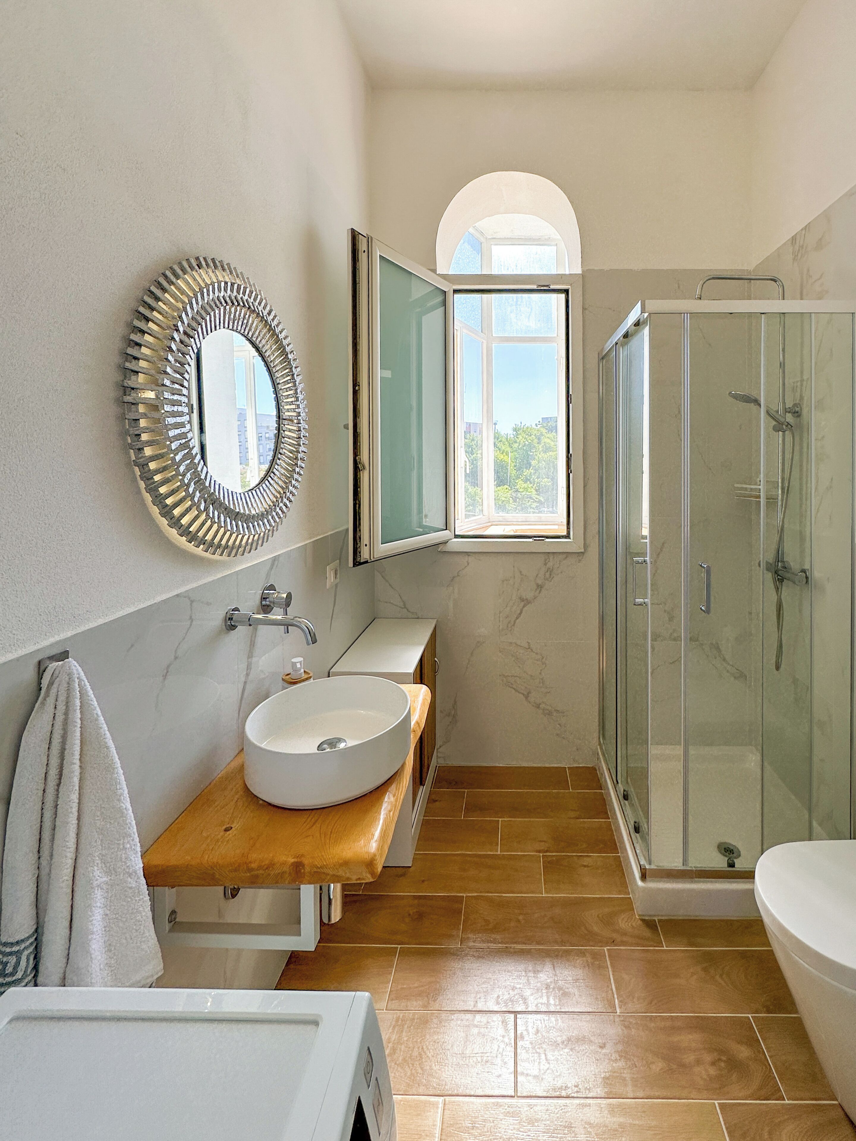 Shower, hair dryer, bidet, towels