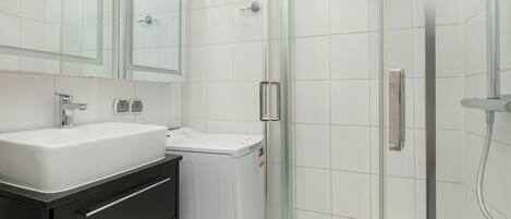 Dusche, Haartrockner, HandtĂŒcher, Shampoo