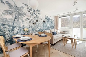 Dining - Cozy Apartment with Balcony | Close to Beach and Station (Gdynia)