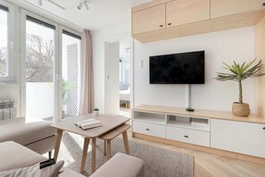TV, offices - Cozy Apartment with Balcony | Close to Beach and Station (Gdynia)