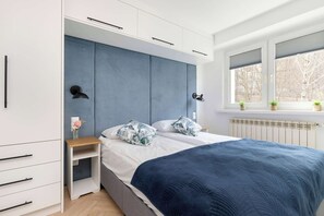 Iron/ironing board, travel cot, WiFi, bed sheets - Cozy Apartment with Balcony | Close to Beach and Station (Gdynia)
