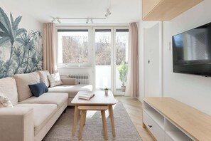 TV, offices - Cozy Apartment with Balcony | Close to Beach and Station (Gdynia)