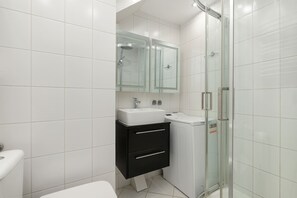 Shower, hair dryer, towels, shampoo - Cozy Apartment with Balcony | Close to Beach and Station (Gdynia)