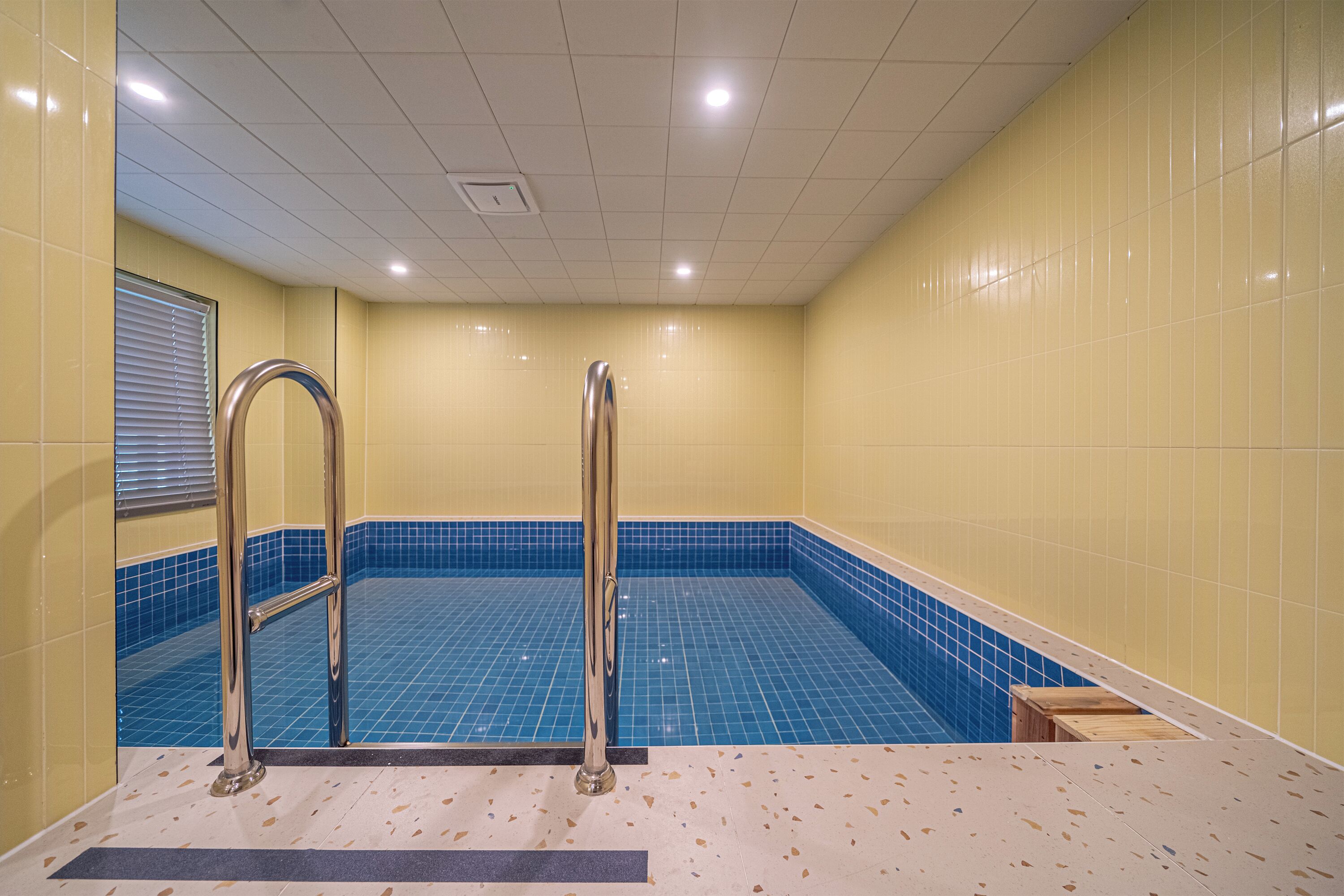 Chambre familiale, vue sur la ville | Piscine