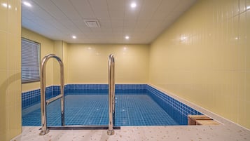 Chambre familiale, vue sur la ville | Piscine