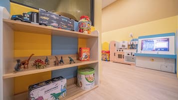 Chambre familiale, vue sur la ville | Espace pour enfants