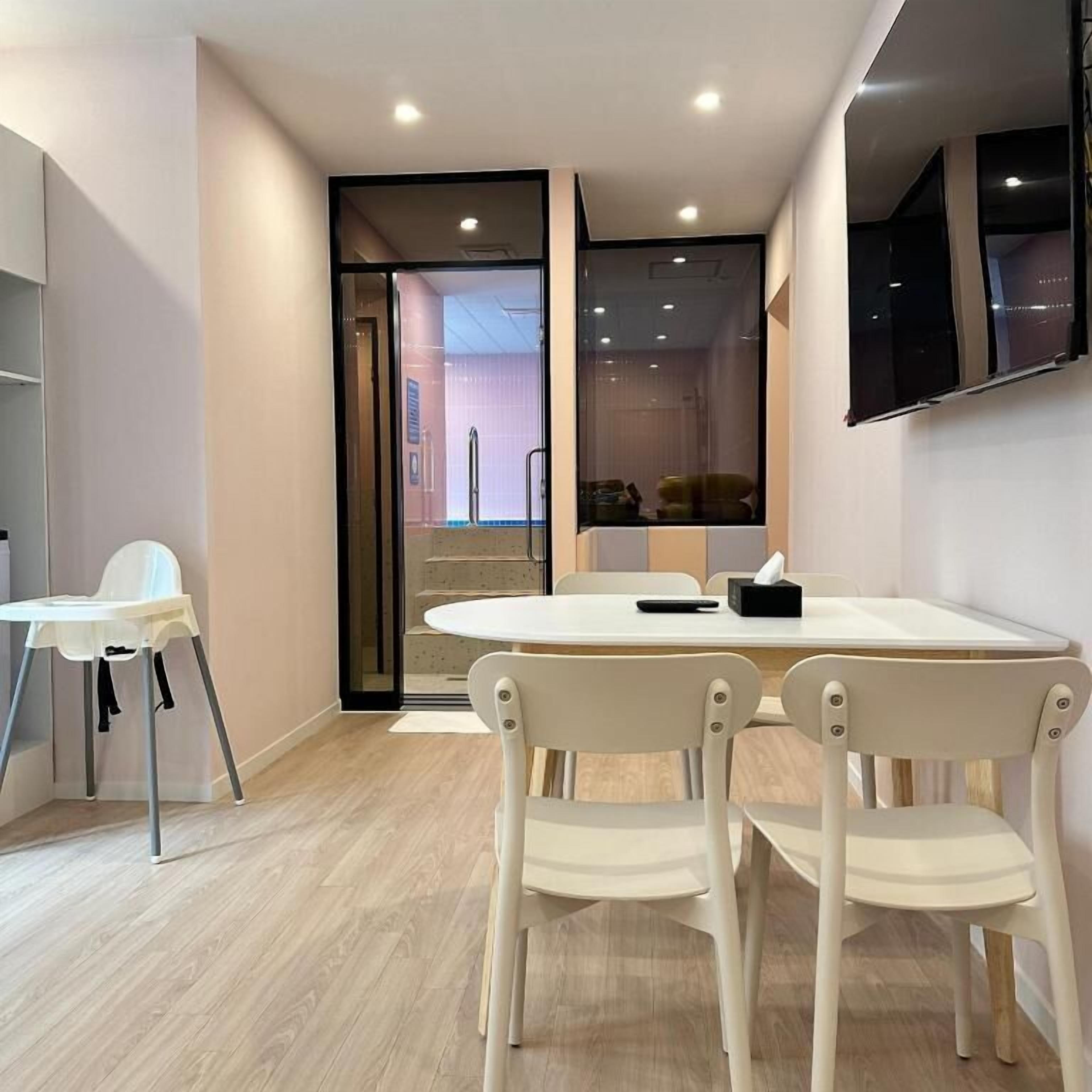 Chambre familiale, vue sur la ville | Restauration