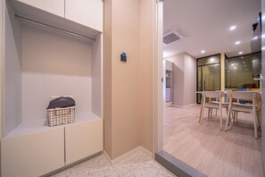 Family Room, City View | Interior - busan Doan Pool villa & Kids Hotel (Busan)