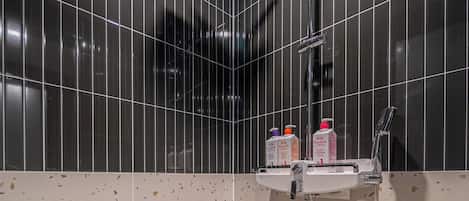 Deluxe Double Room, City View | Bathroom
