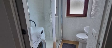 تجهيزات دش، مجففات شعر، مراحيض شطف، مناشف