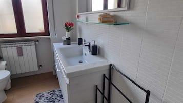 Doccia, asciugacapelli, bidet, asciugamani