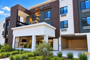 Exterior - La Quinta Inn and Suites by Wyndham Torrance Redondo Beach (Torrance)