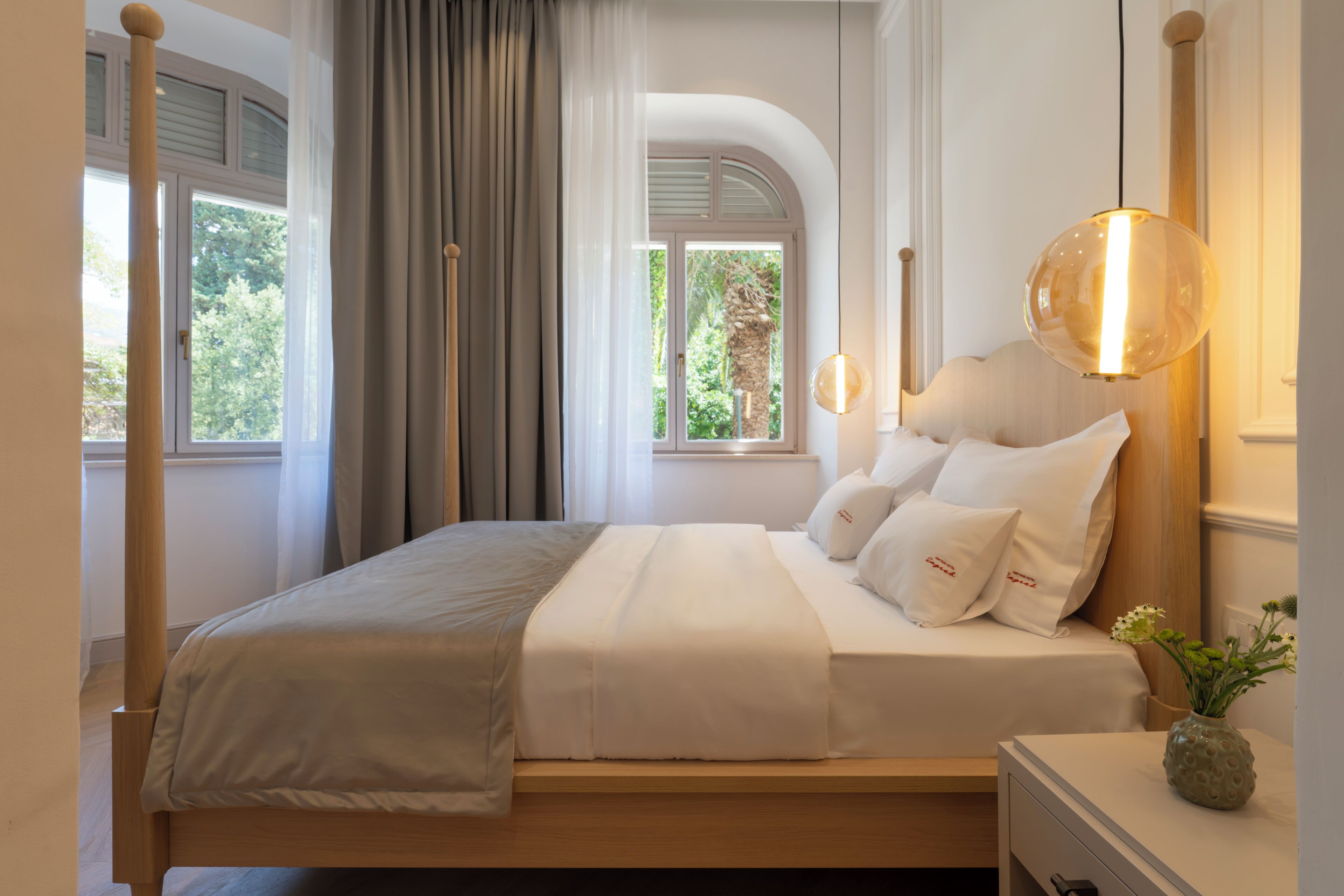 Habitación básica doble | Ropa de cama hipoalergénica, caja fuerte, escritorio y wifi gratis