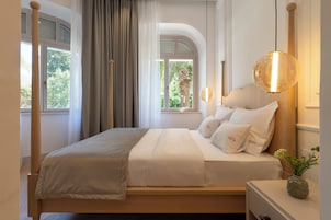 Quarto casal básico | Roupas de cama antialérgicas, cofres nos quartos, escrivaninha
