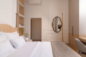 Quarto casal básico | Roupas de cama antialérgicas, cofres nos quartos, escrivaninha