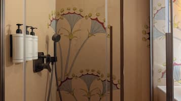 Habitación básica doble | Baño | Ducha, artículos de higiene personal gratuitos y secador de pelo