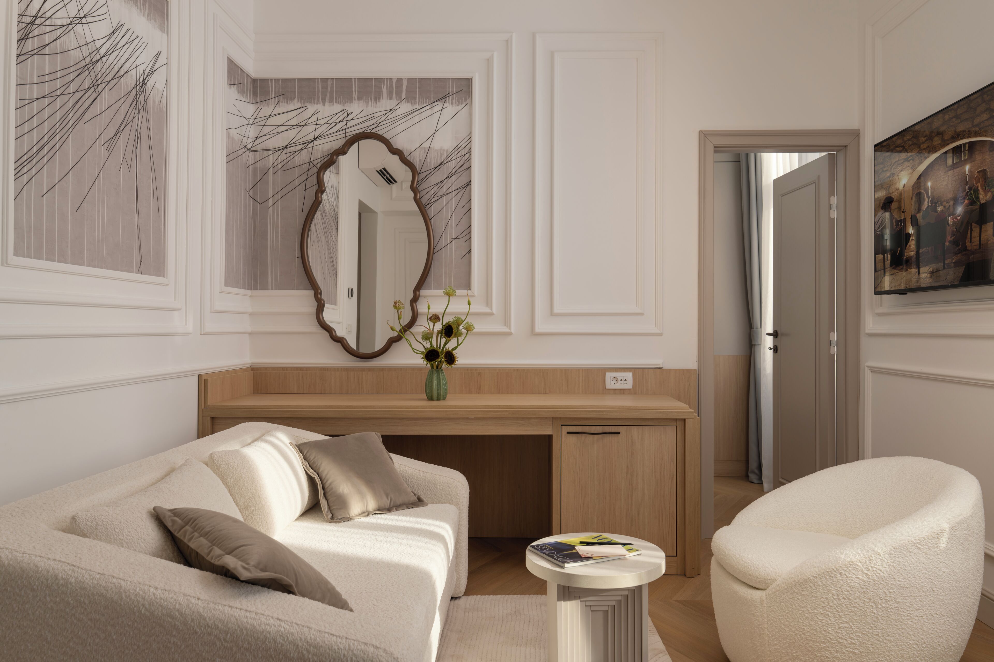 Luxury Suite | Hypo-allergenic bedding available, in-room safe, desk, WiFi (free)
