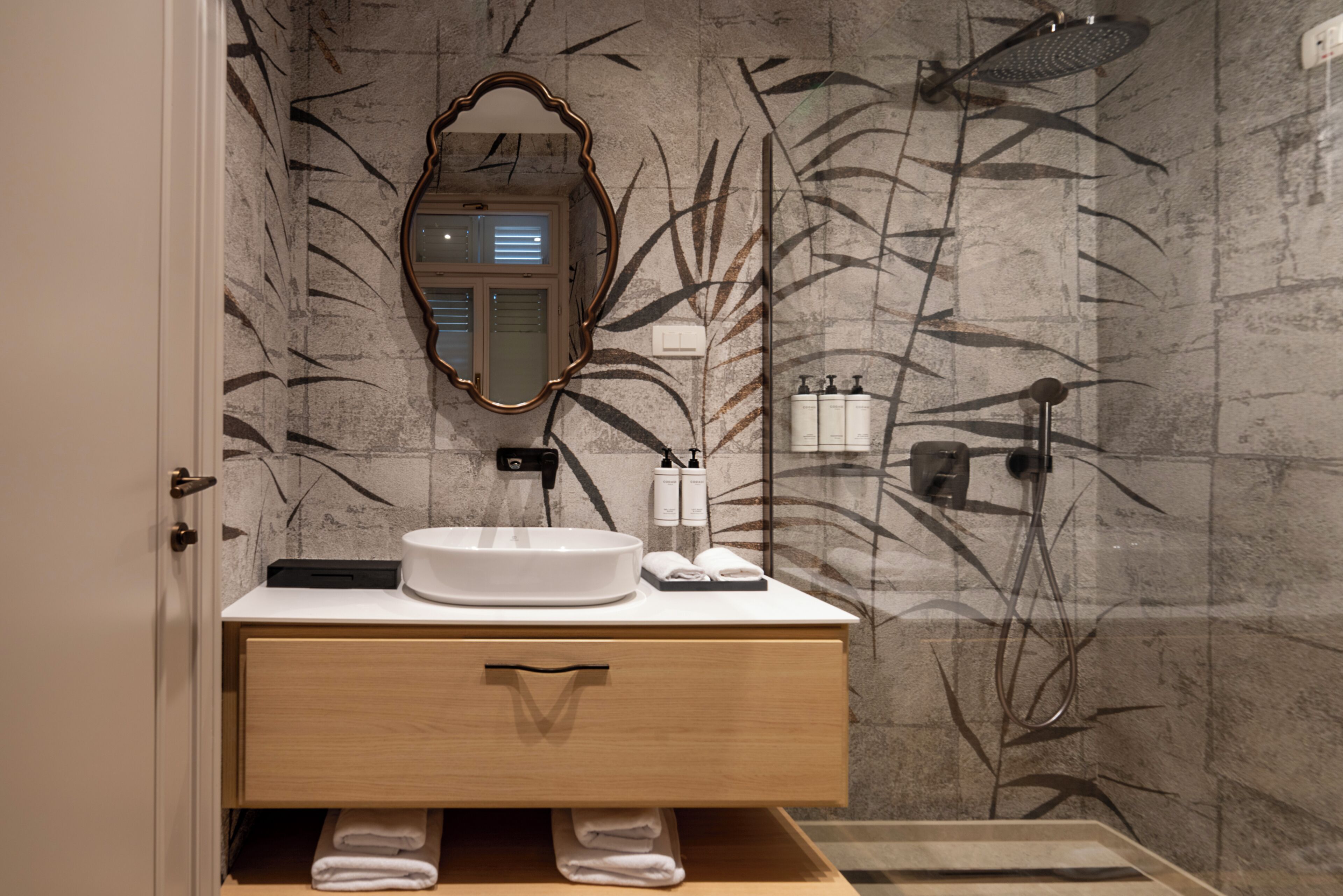 Luxury Suite | Bathroom | Shower, free toiletries, hair dryer, bathrobes