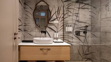 Luxury Suite | Bathroom | Shower, free toiletries, hair dryer, bathrobes
