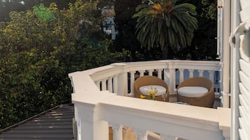 Luxury Suite | Hypo-allergenic bedding available, in-room safe, desk, WiFi (free)