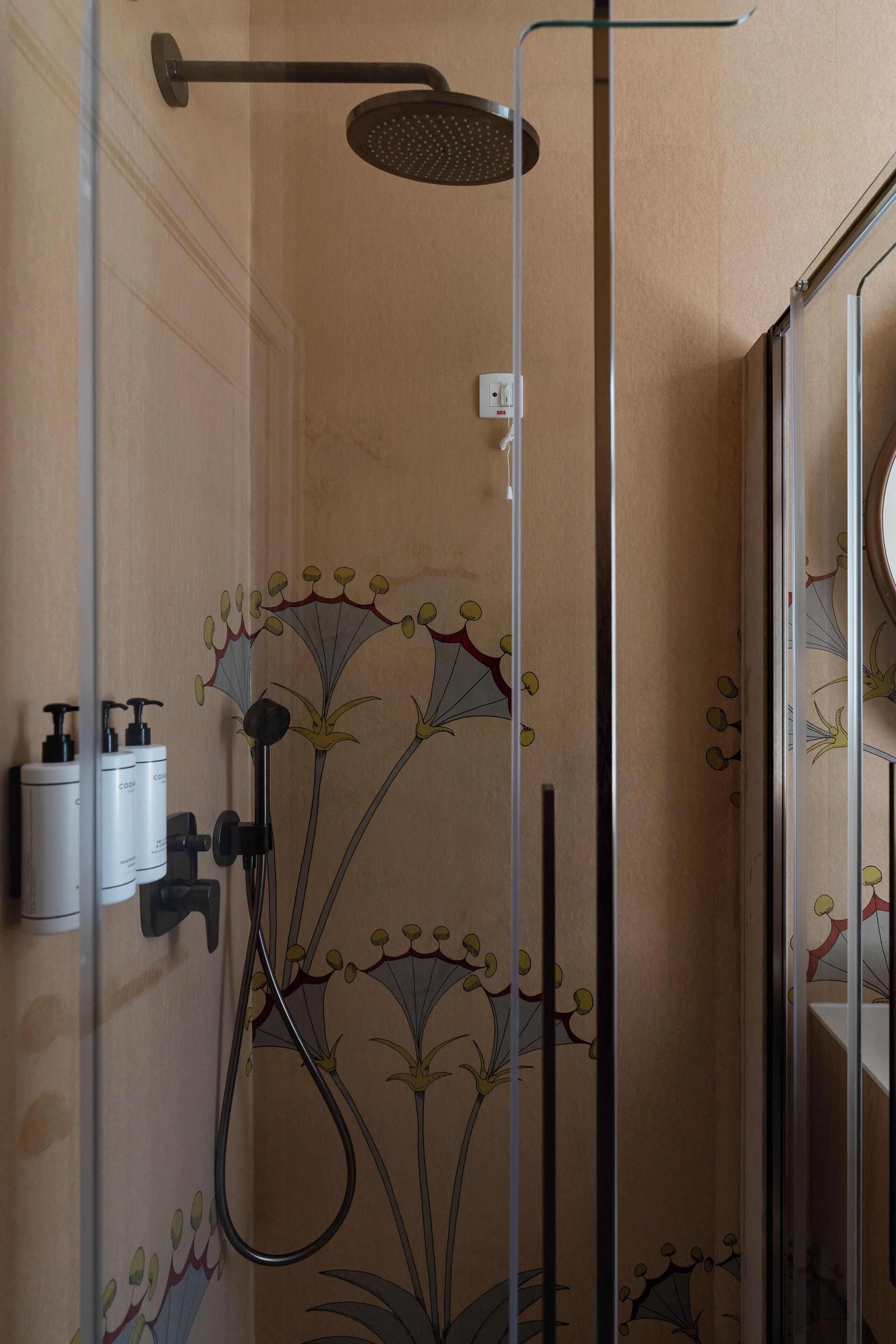Habitación clásica con 1 cama matrimonial o 2 individuales | Baño | Regadera, amenidades de baño gratuitas, secadora de cabello, batas 