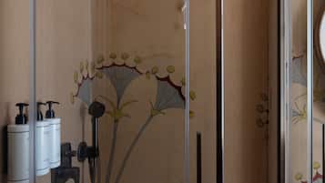 Habitación clásica con 1 cama matrimonial o 2 individuales | Baño | Regadera, amenidades de baño gratuitas, secadora de cabello, batas