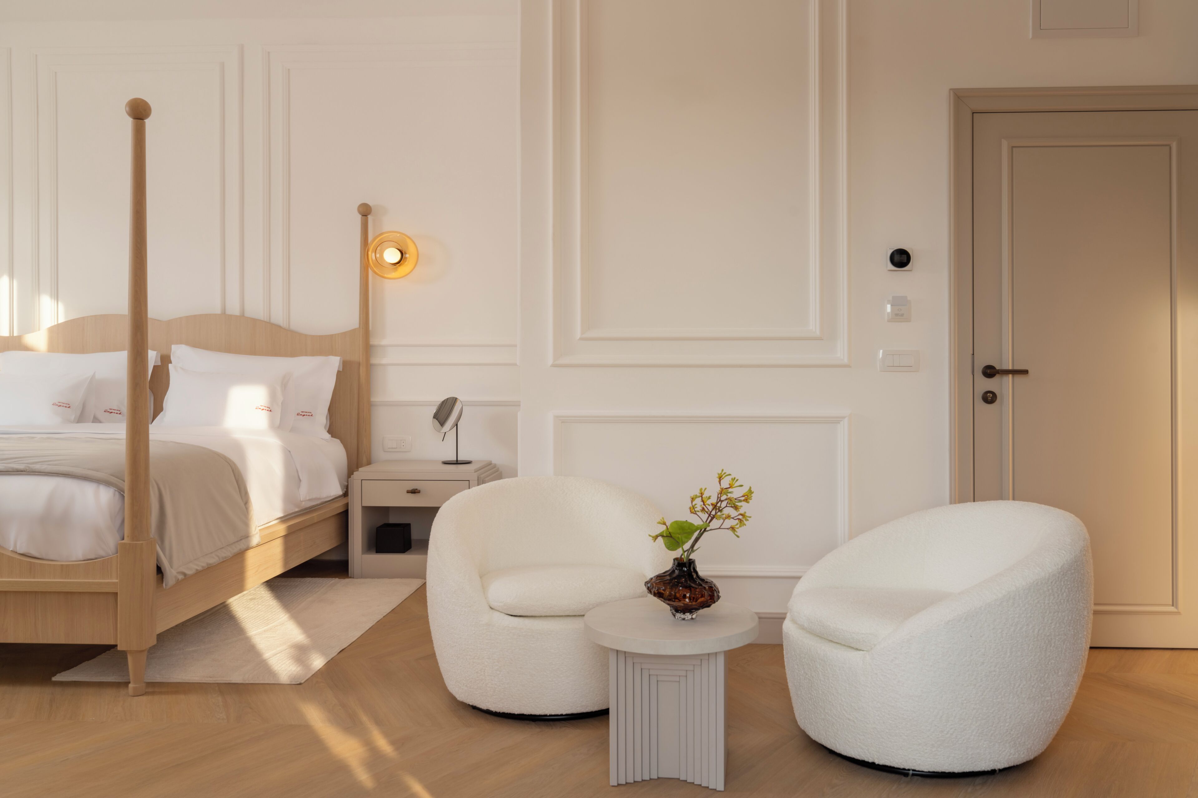 Suite Premium | Ropa de cama hipoalergénica, caja fuerte, escritorio y wifi gratis