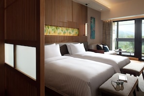 Deluxe Twin Room | In-room safe, desk, laptop workspace, blackout drapes