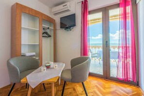 Dining - Cozy studio apartment with sea view & parking space in Dramalj (Dramalj)