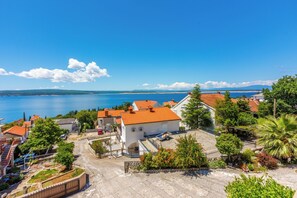 A coastal village with terracotta-roofed houses, a paved square, and a view of the sea. - Cozy studio apartment with sea view & parking space in Dramalj (Dramalj)