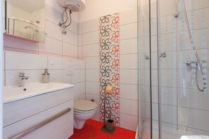 Shower, towels, soap, toilet paper - Cozy studio apartment with sea view & parking space in Dramalj (Dramalj)