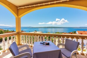 Outdoor dining - Cozy studio apartment with sea view & parking space in Dramalj (Dramalj)