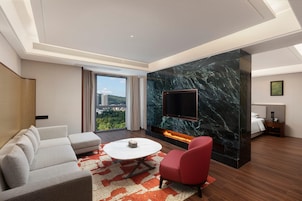 Deluxe Suite, 1 King Bed, Smoking