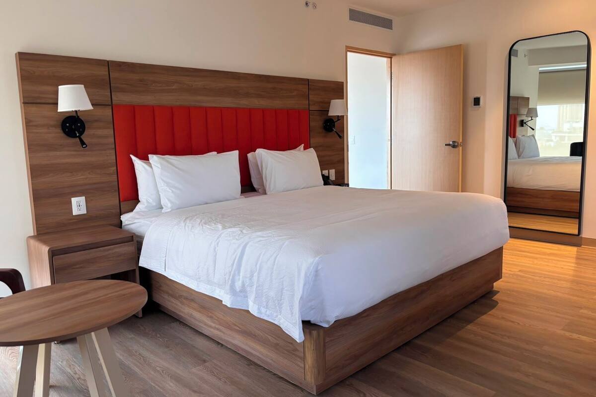 Suite, 1 kamar tidur, pemandangan kota, sudut | Minibar, brankas, meja kerja, dan ruang kerja ramah laptop