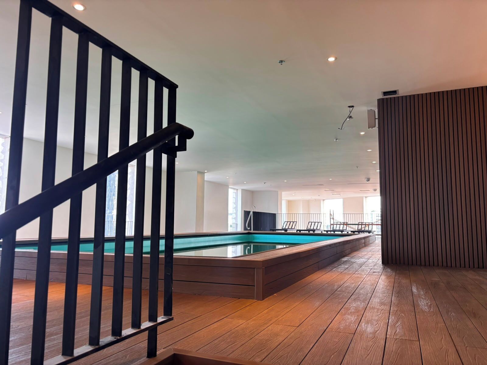 Indoor pool, sun loungers