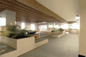 Piscine couverte, chaises longues
