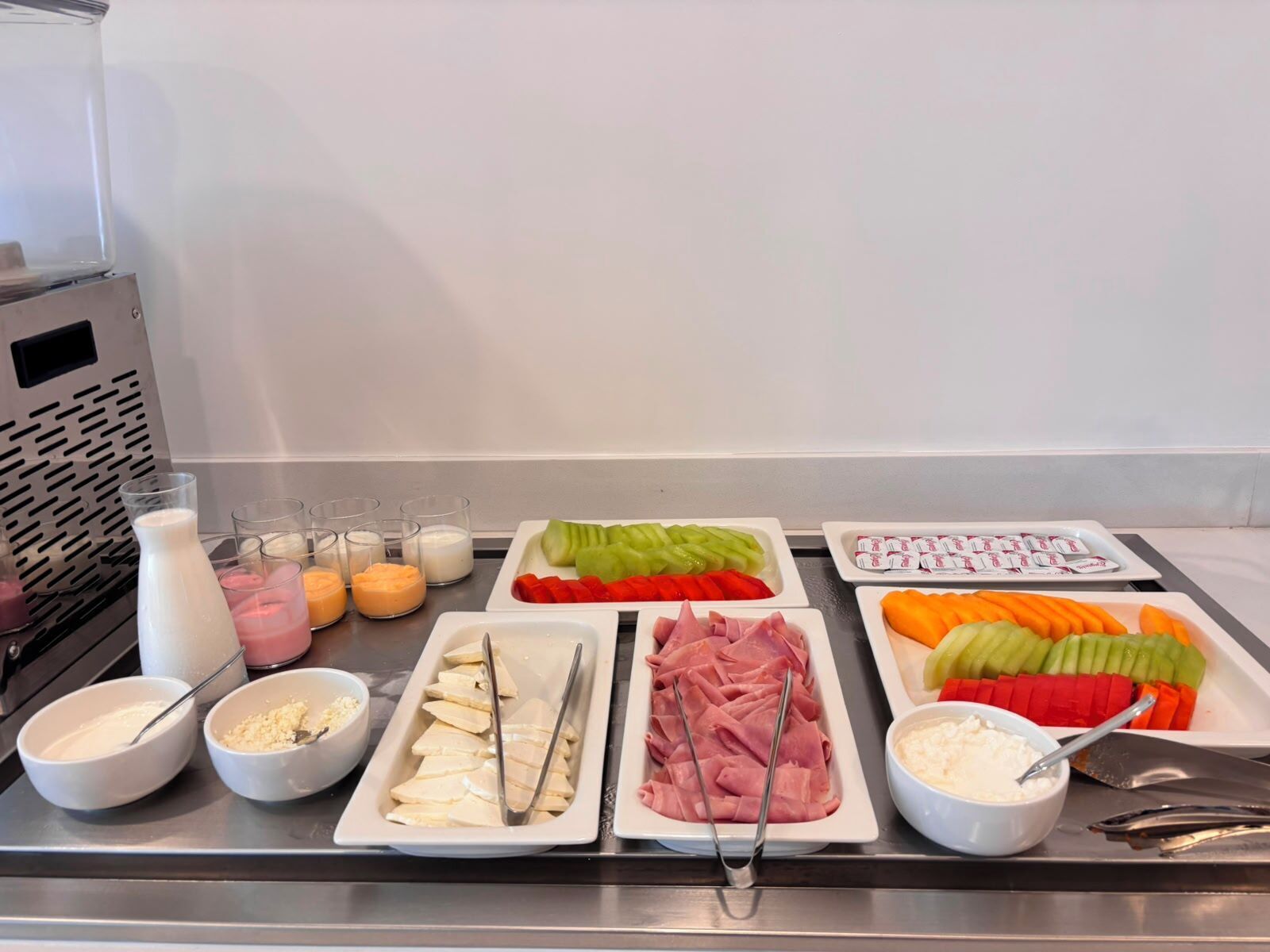 En buffet med et udvalg af mad og drikkevarer.
