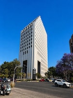 Fachada de la propiedad por la tarde o noche