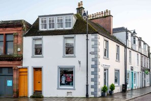 Exterior - Mackenzie House -  a house that sleeps 6 guests  in 3 bedrooms (Kirkcudbright)