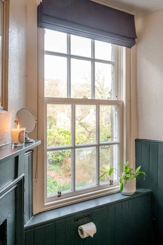 Mackenzie House -  a house that sleeps 6 guests  in 3 bedrooms
