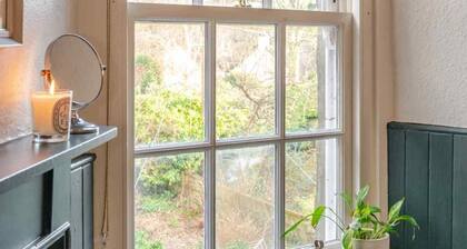 Mackenzie House - a house that sleeps 6 guests in 3 bedrooms
