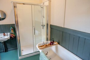 Bathroom - Mackenzie House -  a house that sleeps 6 guests  in 3 bedrooms (Kirkcudbright)
