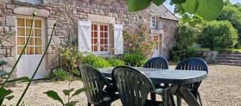 House made of pink granite, 300 meters from the beach, with a large garden