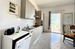 Fridge, microwave, oven, stovetop - Villa Rusciu De Lu Mare Superior – Pool, Sea View, Near Torre Vado Beach (Torre Vado)